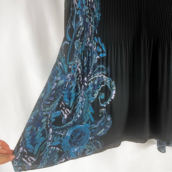 Quintessential Woman Modest blouse Size: 1X 
Women's Black and Blue Paisley Top - Picture 7 of 15